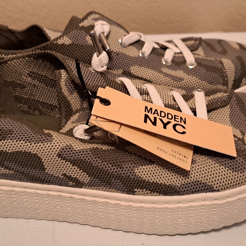 Madden NYC Womens Wide Width Sneakers Platform Size 8.5